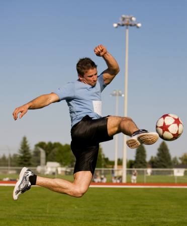 το ποδόσφαιρο, τον αθλητισμό, μπάλα, ο άνθρωπος, παίκτης Stephen Mcsweeny - Dreamstime