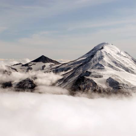 το βουνό, χιόνι, ομίχλη, το χαλάζι Vronska - Dreamstime