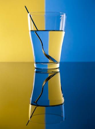 γυαλί, κουτάλι, νερό, κίτρινο, μπλε Alex Salcedo - Dreamstime