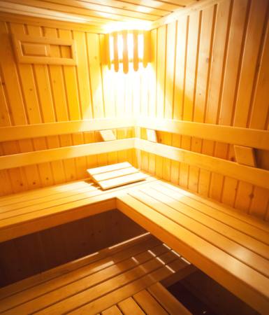 το ξύλο, το δωμάτιο, το φως, το κάθισμα Constantin Opris - Dreamstime