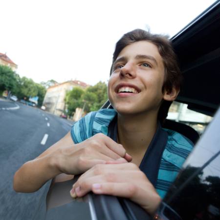 του αυτοκινήτου, παράθυρο, αγόρι, οδικές, χαμόγελο Grisho - Dreamstime