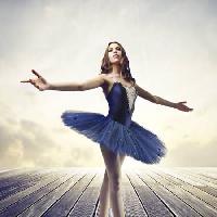 Pixwords η εικόνα με χορεύτρια, γυναίκα, κορίτσι, χορός, στάδιο, τα σύννεφα Bowie15 - Dreamstime