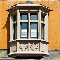 Pixwords η εικόνα με παράθυρα, μπαλκόνι, παράθυρο, κίτρινο, πορτοκαλί, κτίριο Gkuna