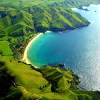 Pixwords η εικόνα με νερό, θάλασσα, ωκεανός, παραλία, πράσινο, βουνό, δάφνη Cloudia Newland - Dreamstime