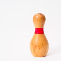 Pixwords η εικόνα με μπόουλινγκ, μπολ, κόκκινο, ξύλο, καρφίτσα George Kroll (Daddiomanottawa)