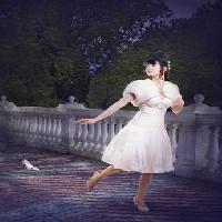 γυναίκα, άσπρο, φόρεμα, κήπος, σε απόσταση Evgeniya Tubol - Dreamstime
