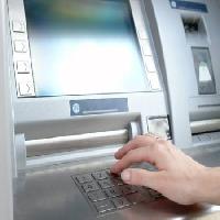 το χέρι, πληκτρολόγιο, αριθμούς, scrren, ATM, κάρτα, πιστωτική Roman Milert - Dreamstime