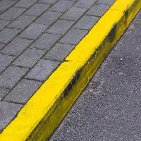 Pixwords η εικόνα με κίτρινο, δρόμο, πεζοδρόμιο, τούβλα, άσφαλτο Rtsubin