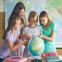 οι άνθρωποι, μελέτη, μελετώντας, γη, χάρτη, κόσμο, τα παιδιά, τα παιδιά, δάσκαλος Luminastock