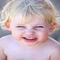Pixwords η εικόνα με παιδί, παιδί, θυμωμένος, ξανθιά, τα παιδιά, τα μάτια, το στόμα, τα δόντια Nick Stubbs - Dreamstime