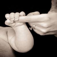 Pixwords η εικόνα με το χέρι, μωρό, δαχτυλίδι, κρατήστε Sarah Spencer - Dreamstime