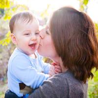 Pixwords η εικόνα με η μητέρα, αγόρι, παιδί, αγάπη, φιλί, ευτυχισμένος, πρόσωπο Aviahuismanphotography - Dreamstime