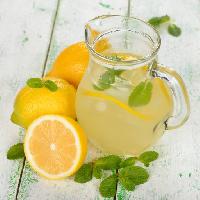 τα λεμόνια, λεμόνι, μέντα, το ποτό Olga Vasileva (Olyina)