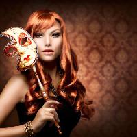 Pixwords η εικόνα με γυναίκα, μάσκα, κόκκινο, το χέρι, πρόσωπο Subbotina - Dreamstime