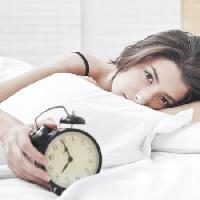 Pixwords η εικόνα με ρολόι, γυναίκα, κρεβάτι, ξυπνητήρι Pavalache Stelian - Dreamstime