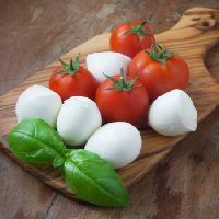 τα τρόφιμα, τις ντομάτες, πράσινο, λαχανικά, τυρί, λευκού Unknown1861 - Dreamstime