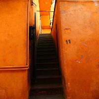 Pixwords η εικόνα με σκάλες, κόκκινο, σκούρο, σοκάκι Zeno Ovidiu Mihoc - Dreamstime