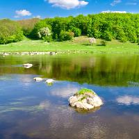 νερό, πράσινο, λίμνη, δάσος, ροκ, τον ουρανό, τα σύννεφα Oleksandr Kalyna (Alexkalina)