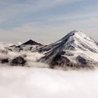 Pixwords η εικόνα με το βουνό, χιόνι, ομίχλη, το χαλάζι Vronska - Dreamstime