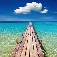 Pixwords η εικόνα με στη θάλασσα, το νερό, τα πόδια, το ξύλο, κατάστρωμα, ωκεανό, μπλε, ουρανός, σύννεφο Dmitry Pichugin - Dreamstime