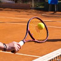 Pixwords η εικόνα με του τένις, μπάλα, το χέρι Nevenm