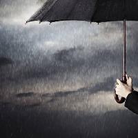 Pixwords η εικόνα με βροχή, ομπρέλα, σταγόνες, χέρι Arman Zhenikeyev - Dreamstime