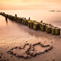 Pixwords η εικόνα με του νερού, την καρδιά, καρδιές, πέτρες, ξύλα, άμμο, παραλία Manuela Szymaniak (Manu10319)