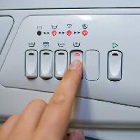 το χέρι, δάχτυλο, το κουμπί, να ωθεί, πλυντήριο ρούχων Stefan Redel (Gbp)