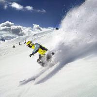 Pixwords η εικόνα με το χειμώνα, σκι, σκιέρ, βουνό, χιόνι, ουρανός Ilja Mašík