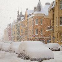 Pixwords η εικόνα με το χειμώνα, χιόνι, αυτοκίνητα, κτίρια, χιονίζει Aija Lehtonen - Dreamstime