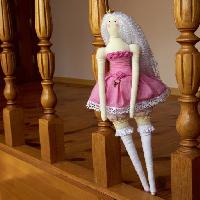 Pixwords η εικόνα με κούκλα, Barbie, ξύλο, σκάλες, μαριονέτα Irinavk