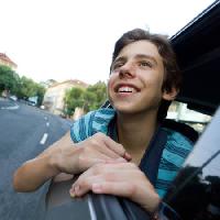 του αυτοκινήτου, παράθυρο, αγόρι, οδικές, χαμόγελο Grisho - Dreamstime
