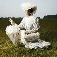 Pixwords η εικόνα με γυναίκα, παλιά, ομπρέλα, λευκό, πεδίο, γρασίδι George Mayer - Dreamstime