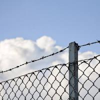 Pixwords η εικόνα με φράχτη, σύννεφα, ουρανός, σύρμα, καλάμι Daniel Sanchez Blasco - Dreamstime